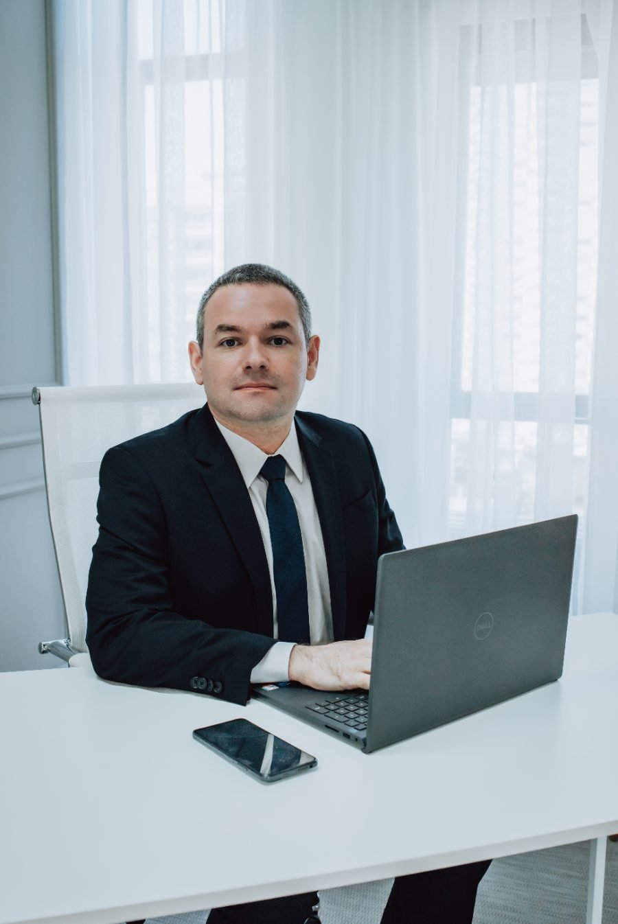 Diego Anfiloquio, advogado, à mesa de trabalho no escritório